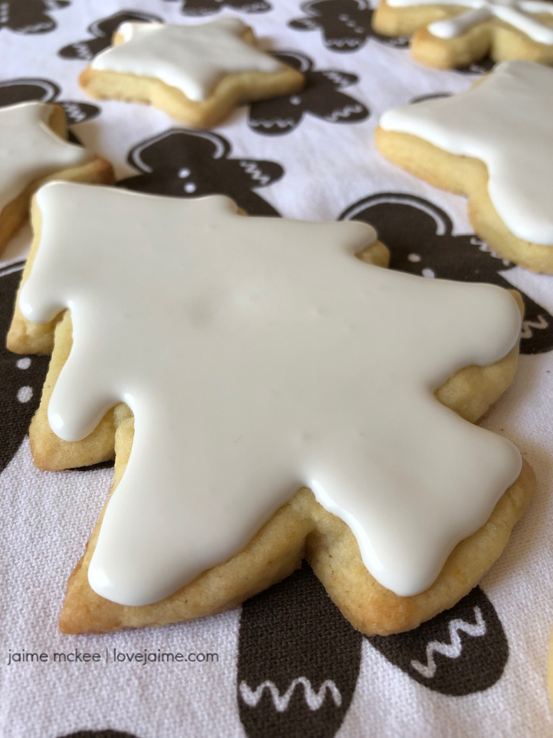 The Perfect Christmas Sugar Cookie! (And icing like this is easier to do than you may realize!) #HousefulOfCookies #cookies #recipe