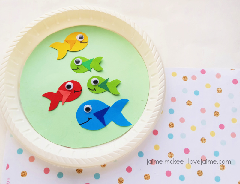 Dr. Seuss Kids Craft: One Fish Two Fish paper plate craft